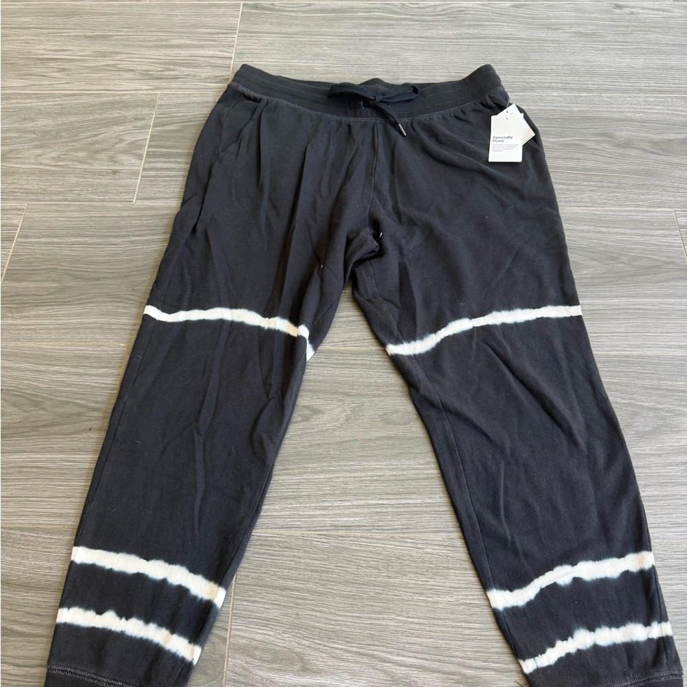 New with tags, Old Navy Women’s Black & White Tie Dye Jogger Sweatpants - large